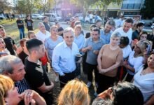 Obra en la Plaza Mujeres Argentinas, barrio Ampliación Centro América, con maquinaria y trabajadores preparando el nuevo pavimento