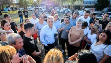 Obra en la Plaza Mujeres Argentinas, barrio Ampliación Centro América, con maquinaria y trabajadores preparando el nuevo pavimento