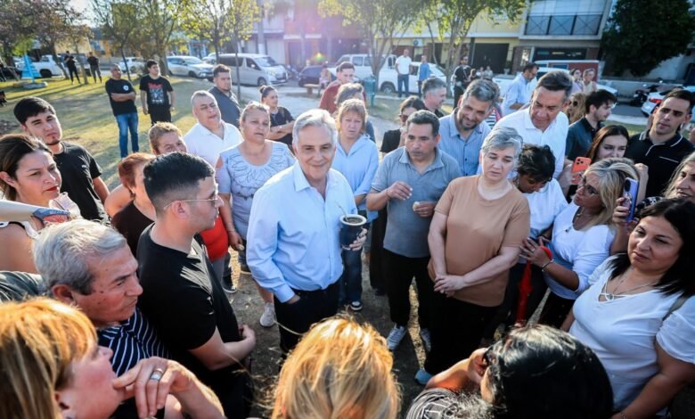 Obra en la Plaza Mujeres Argentinas, barrio Ampliación Centro América, con maquinaria y trabajadores preparando el nuevo pavimento