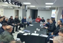 Agentes de seguridad revisando el acceso al Estadio Mario Alberto Kempes antes del clásico entre Talleres y Belgrano