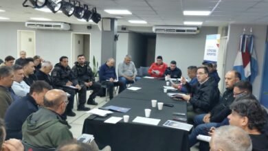 Agentes de seguridad revisando el acceso al Estadio Mario Alberto Kempes antes del clásico entre Talleres y Belgrano