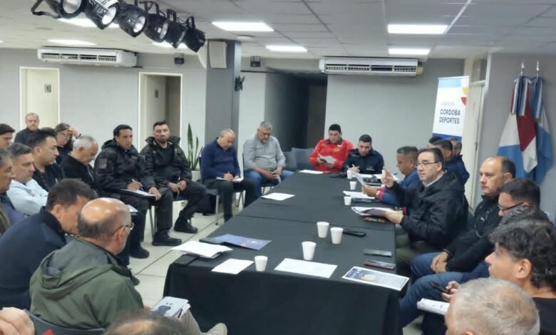 Agentes de seguridad revisando el acceso al Estadio Mario Alberto Kempes antes del clásico entre Talleres y Belgrano