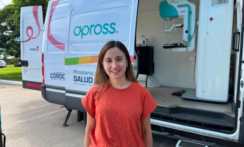 Mujer recibiendo mamografía en la campaña Córdoba Rosa 2026