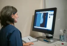 Mujeres cordobesas realizando mamografía en campaña Córdoba Rosa