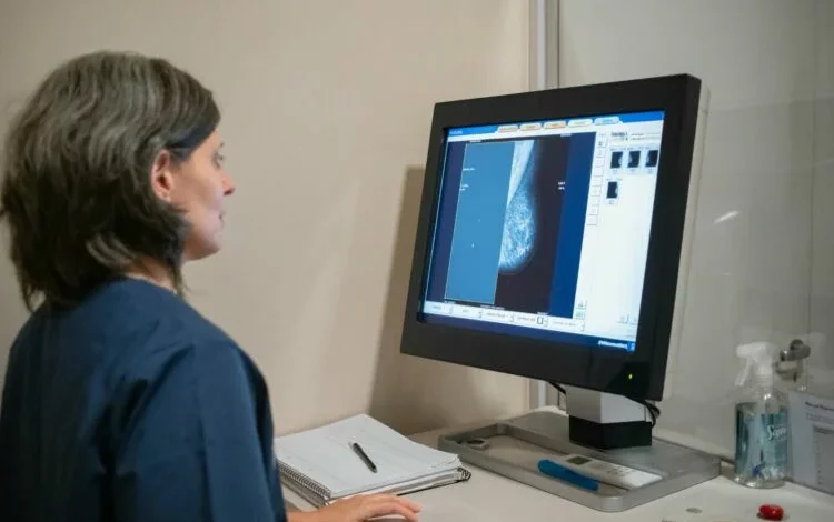 Mujeres cordobesas realizando mamografía en campaña Córdoba Rosa
