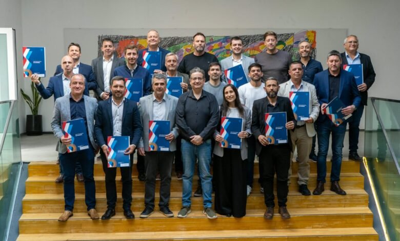 Secretarios y autoridades locales firman convenios para la construcción de viviendas en el interior de Córdoba