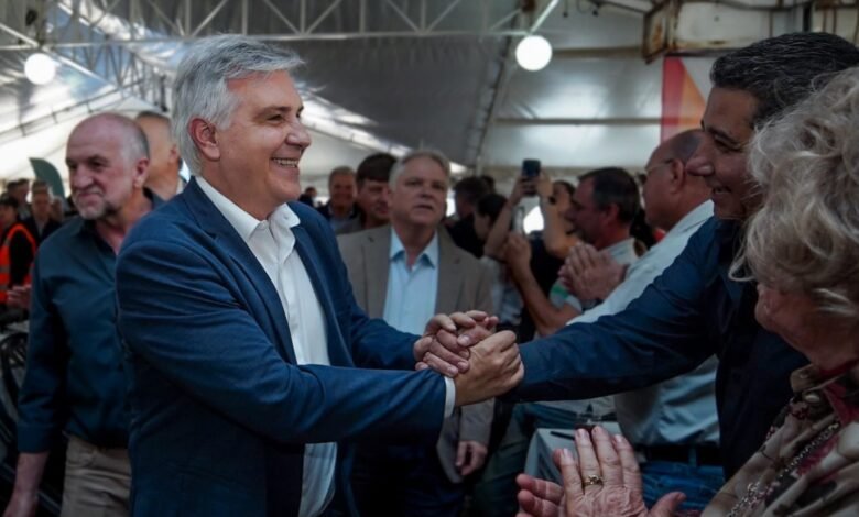 Gobernador Martín Llaryora en la Sociedad Rural de Villa María durante la celebración del 70° aniversario de los consorcios camineros