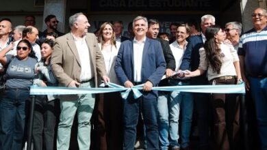 Inauguración de la Casa del Estudiante en Villa María, con el gobernador Llaryora y el intendente Accastello frente al edificio de Buenos Aires 1180.