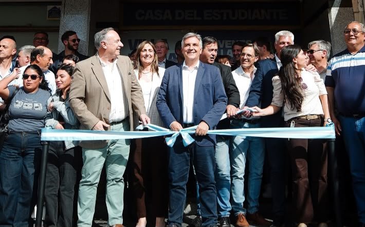 Inauguración de la Casa del Estudiante en Villa María, con el gobernador Llaryora y el intendente Accastello frente al edificio de Buenos Aires 1180.
