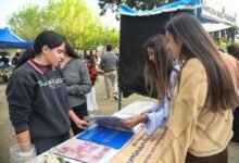 Plaza central de San Carlos Minas llena de estudiantes y familias durante la Expo Feria Huellas de mi Pueblo 2026