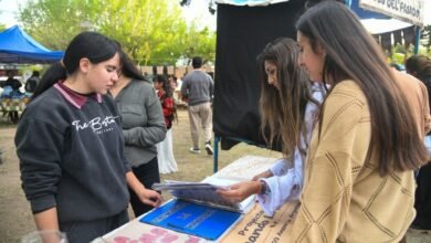 Plaza central de San Carlos Minas llena de estudiantes y familias durante la Expo Feria Huellas de mi Pueblo 2026