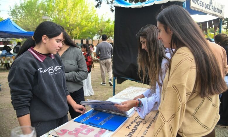 Plaza central de San Carlos Minas llena de estudiantes y familias durante la Expo Feria Huellas de mi Pueblo 2026