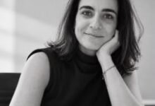 Mariel Alcoba con su libro “Todos los restos van a la basura”, ganadora del Premio Literario Provincia de Córdoba 2026