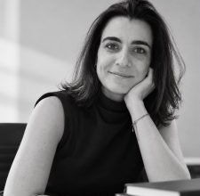 Mariel Alcoba con su libro “Todos los restos van a la basura”, ganadora del Premio Literario Provincia de Córdoba 2026