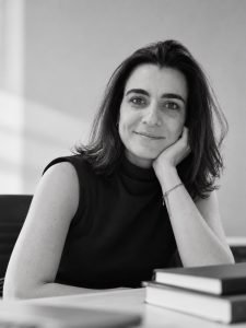 Mariel Alcoba con su libro “Todos los restos van a la basura”, ganadora del Premio Literario Provincia de Córdoba 2026