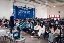 Alumnos y docentes participando en la capacitación del programa Escuelas Protegidas Cordobeses en Alerta en un colegio de Córdoba