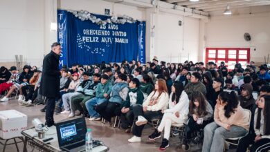 Alumnos y docentes participando en la capacitación del programa Escuelas Protegidas Cordobeses en Alerta en un colegio de Córdoba