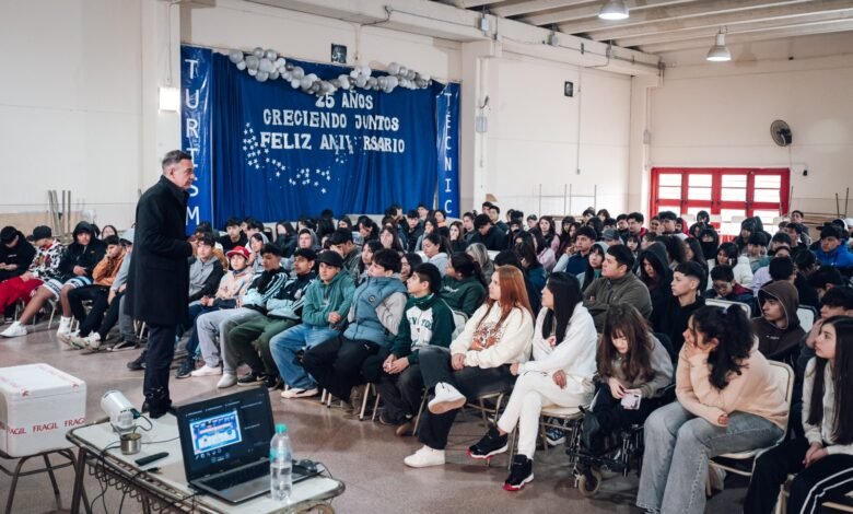 Alumnos y docentes participando en la capacitación del programa Escuelas Protegidas Cordobeses en Alerta en un colegio de Córdoba
