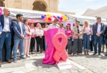 Mujeres recibiendo mamografías durante la Semana Rosa en la Plaza San Martín, Córdoba