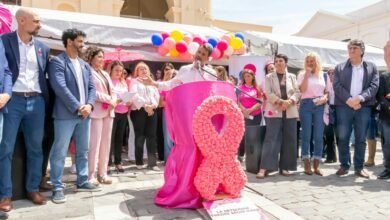 Mujeres recibiendo mamografías durante la Semana Rosa en la Plaza San Martín, Córdoba