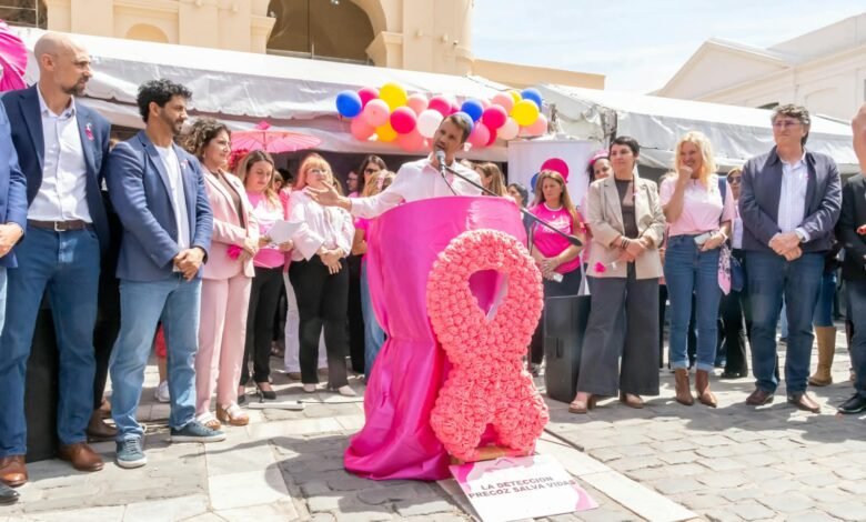 Mujeres recibiendo mamografías durante la Semana Rosa en la Plaza San Martín, Córdoba