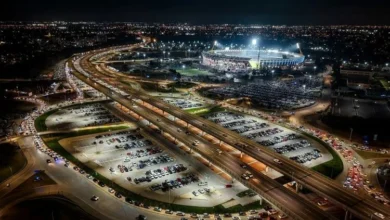 Vista aérea del Estadio Parking del Mario Alberto Kempes, con filas de autos y motos estacionados