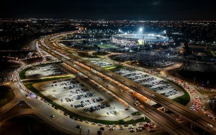 Vista aérea del Estadio Parking del Mario Alberto Kempes, con filas de autos y motos estacionados