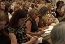 Supervisores y docentes de Córdoba participando en una conferencia virtual sobre liderazgo educativo