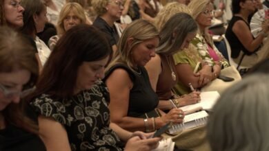 Supervisores y docentes de Córdoba participando en una conferencia virtual sobre liderazgo educativo