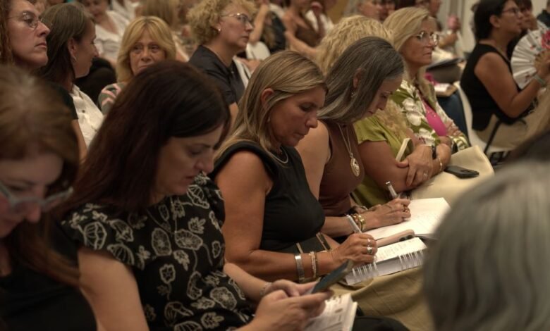 Supervisores y docentes de Córdoba participando en una conferencia virtual sobre liderazgo educativo
