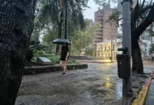 Cielo nublado sobre la ciudad de Córdoba con relámpagos y lluvia