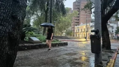 Cielo nublado sobre la ciudad de Córdoba con relámpagos y lluvia