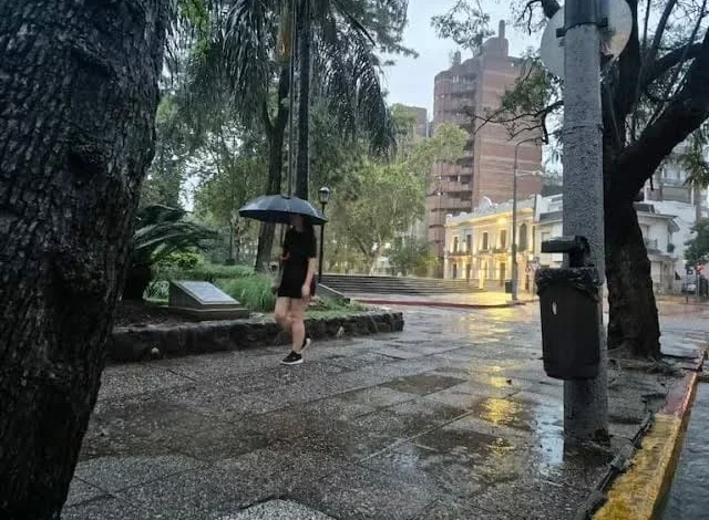 Cielo nublado sobre la ciudad de Córdoba con relámpagos y lluvia