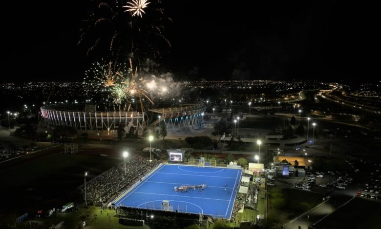 Estadio Soledad García iluminado para la apertura de la FIH Hockey Pro League 2026-27 en Córdoba