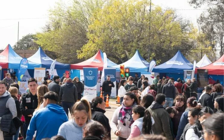 Plaza San Martín con stands de Córdoba Cerca Tuyo y mamógrafo móvil durante la jornada de salud