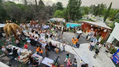 Escena del Festival Mercado 53 en Las Mercedes Casa de Campo, Unquillo, con puestos de emprendedores y público disfrutando