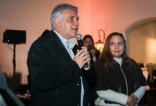 Gobernador Martín Llaryora y directivos de la Fundación Mediterránea en la Estancia Belgrano durante el 49° aniversario