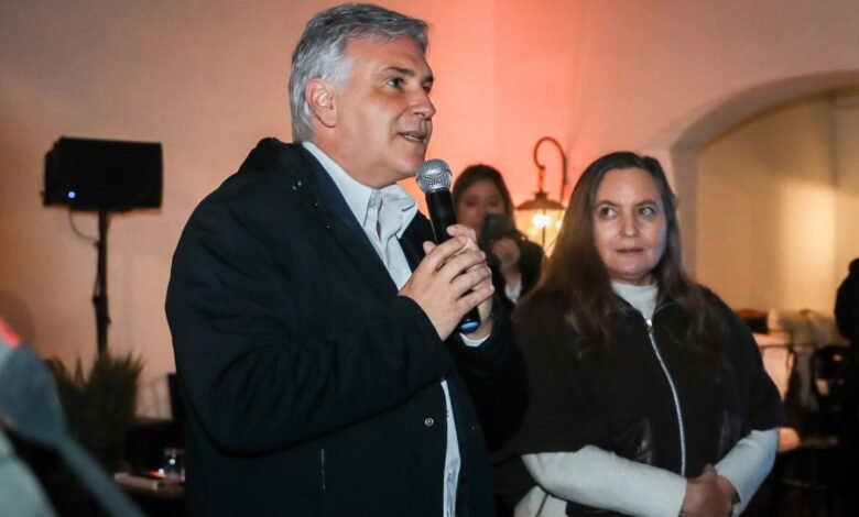 Gobernador Martín Llaryora y directivos de la Fundación Mediterránea en la Estancia Belgrano durante el 49° aniversario