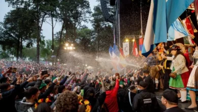 Turistas disfrutando de la Oktoberfest en Villa General Belgrano durante el fin de semana largo