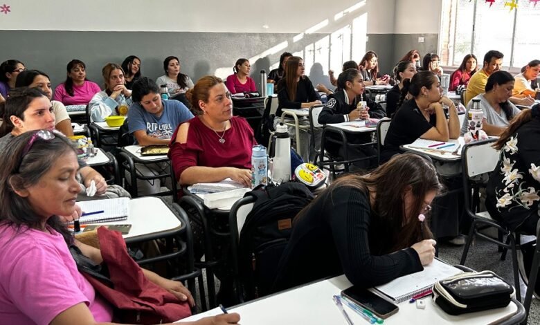 Estudiantes cordobeses inscribiéndose a carreras de educación superior 2027