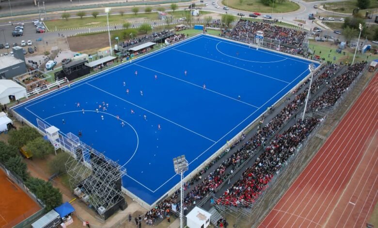 Cancha Soledad García del Polo Deportivo Kempes preparada para el Campeonato Argentino de Hockey 2026