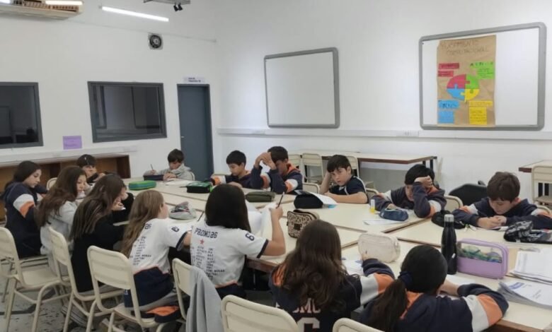Alumnos de 6.º grado realizando la prueba PRISMA de inglés en una escuela de Córdoba