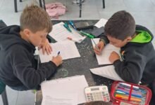 Jóvenes estudiantes de Córdoba resolviendo problemas matemáticos en la Plaza Cielo Tierra