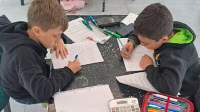 Jóvenes estudiantes de Córdoba resolviendo problemas matemáticos en la Plaza Cielo Tierra
