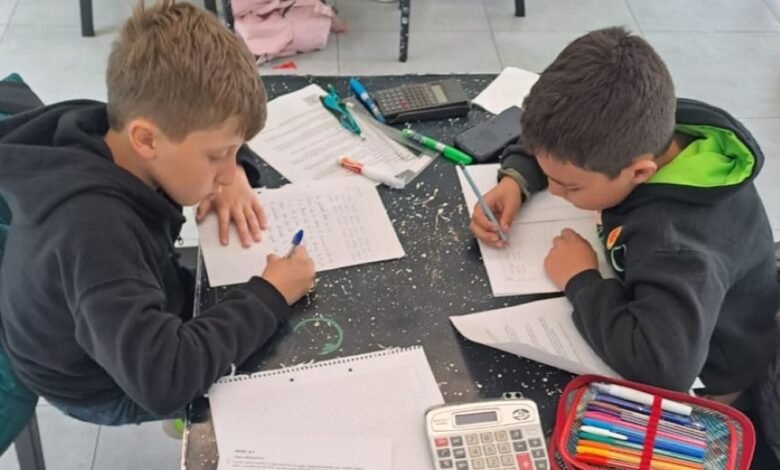 Jóvenes estudiantes de Córdoba resolviendo problemas matemáticos en la Plaza Cielo Tierra