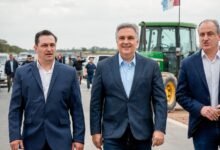 Inauguración del tramo de la Ruta 19 en Córdoba, con el gobernador Llaryora y autoridades locales frente a la autopista.
