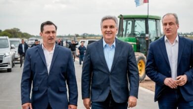 Inauguración del tramo de la Ruta 19 en Córdoba, con el gobernador Llaryora y autoridades locales frente a la autopista.