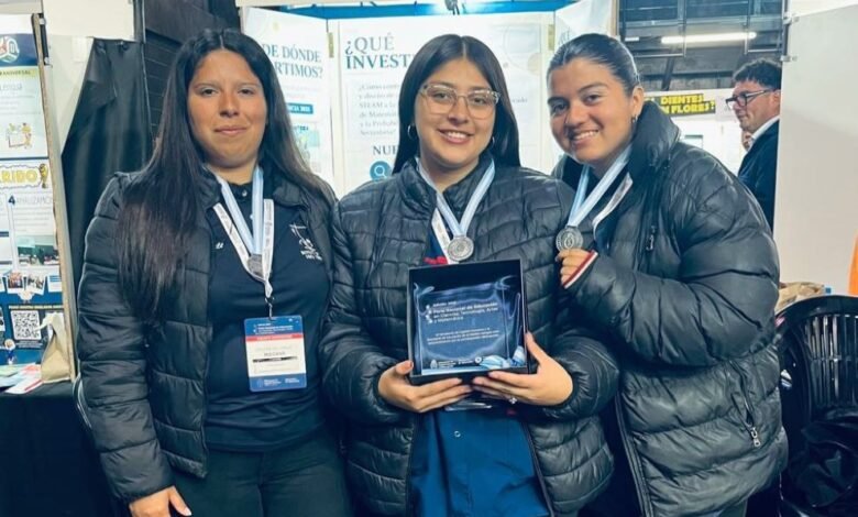Estudiantes cordobeses presentando proyectos en la Feria Nacional de Educación, Artes, Ciencias y Tecnología 2026 en San Luis