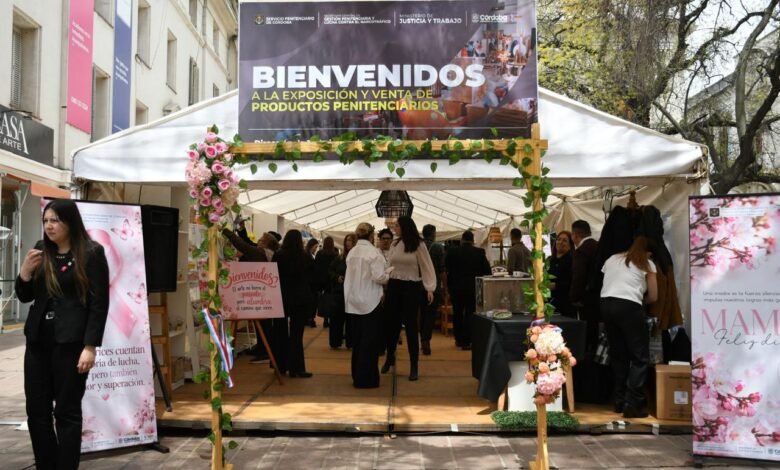 Exhibición de artesanías y productos hechos por internos en la Plazoleta de la Compañía de Jesús, Córdoba