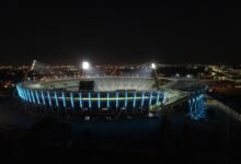 Agentes de seguridad inspeccionando el acceso al Estadio Mario Alberto Kempes antes del clásico Belgrano River